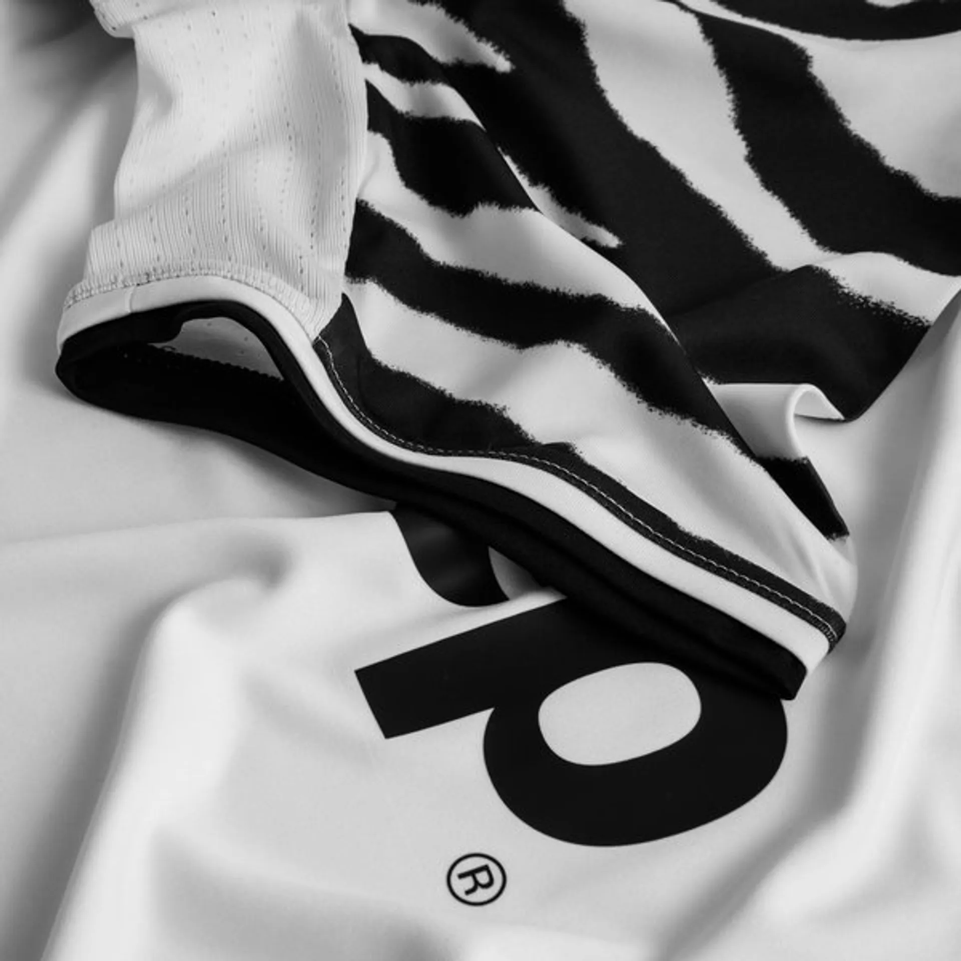 adidas Juventus Youth Third Jersey 2016/17 - Image 3